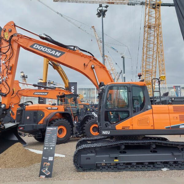 Doosan’s smart excavator ready for engcon 3rd generation tiltrotator system