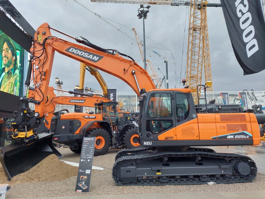 Doosan’s smart excavator ready for engcon 3rd generation tiltrotator system