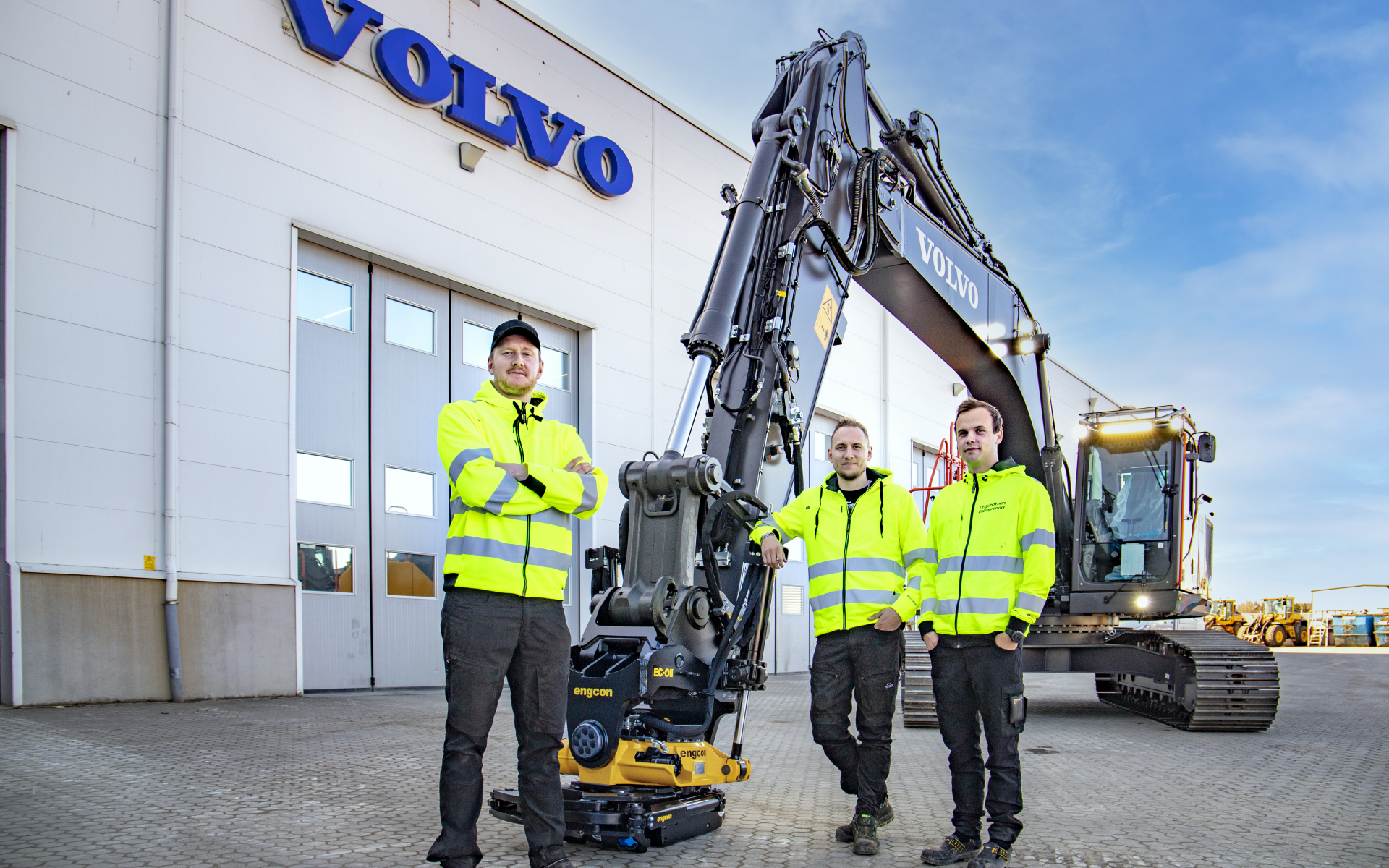 The world’s first Volvo Smart Connect excavator fully equipped with automatic quick hitch system and tiltrotator