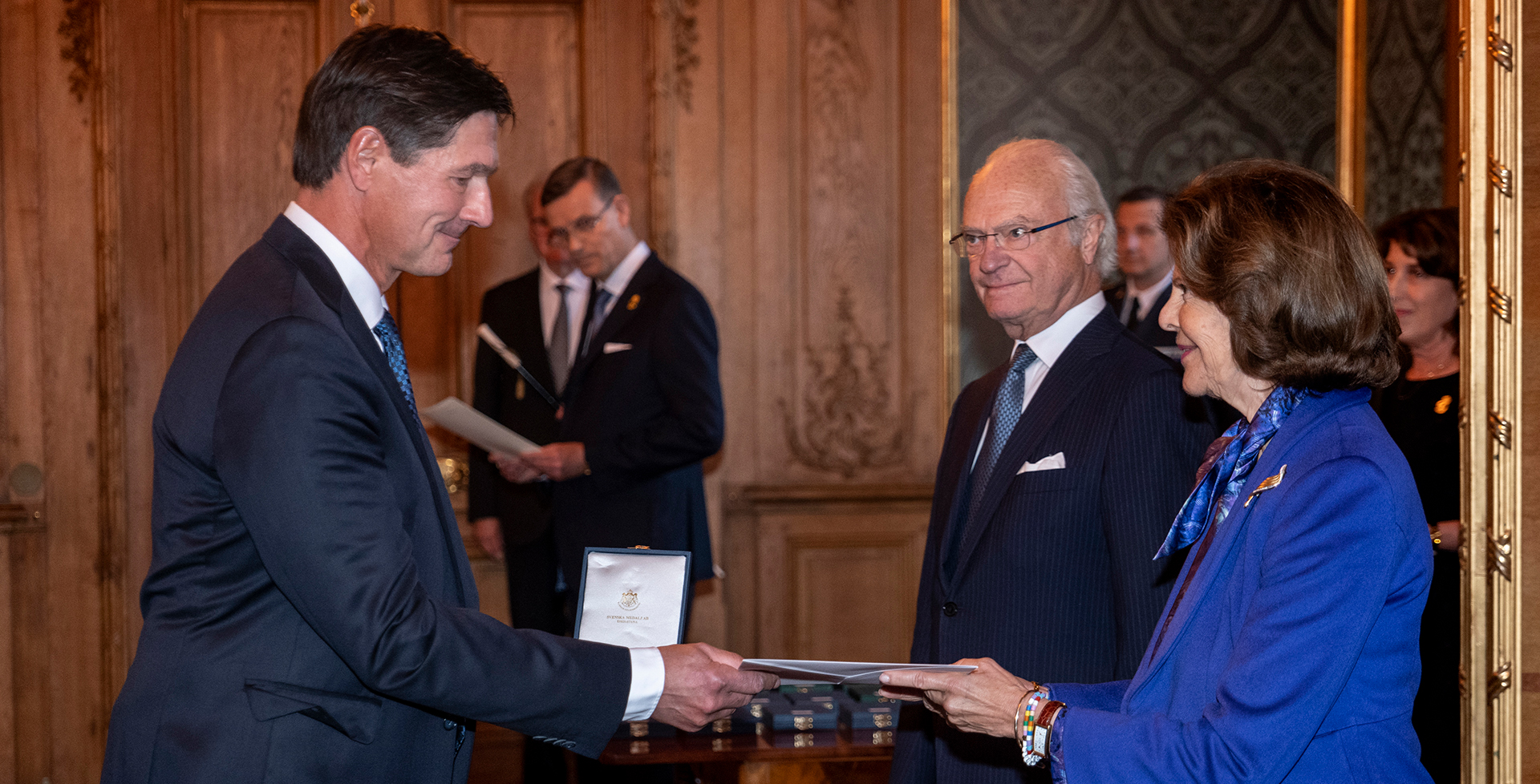Engcon’s founder Stig Engström receives a medal from H.M. The King of Sweden at the Royal Palace of Stockholm